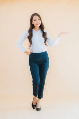 Güzel Asyalı iş kadını portresi izole edilmiş renk arka planında iş başında