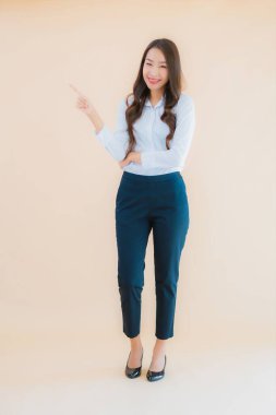 Güzel Asyalı iş kadını portresi izole edilmiş renk arka planında iş başında