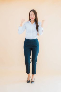 Güzel Asyalı iş kadını portresi izole edilmiş renk arka planında iş başında