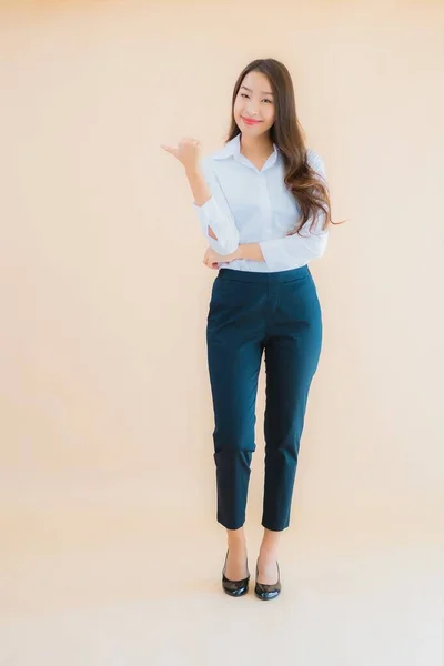 Porträtt Vackra Unga Asiatiska Affärskvinna Aktion Isolerade Färg Bakgrund — Stockfoto