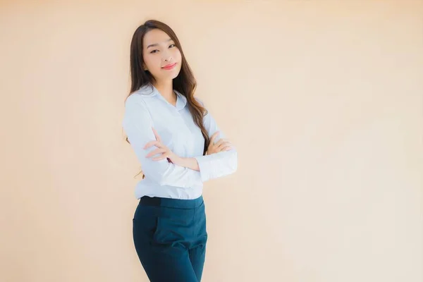 孤立した色の背景でアクションで美しい若いアジアのビジネス女性の肖像画 — ストック写真