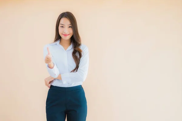 Портрет Красивой Молодой Азиатской Бизнес Женщины Действии Изолированном Цветном Фоне — стоковое фото
