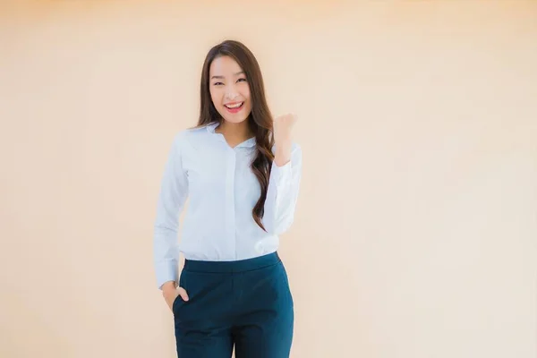 孤立した色の背景でアクションで美しい若いアジアのビジネス女性の肖像画 — ストック写真