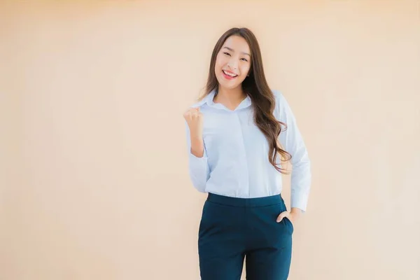 Porträt Schöne Junge Asiatische Geschäftsfrau Aktion Auf Isoliertem Farbhintergrund — Stockfoto