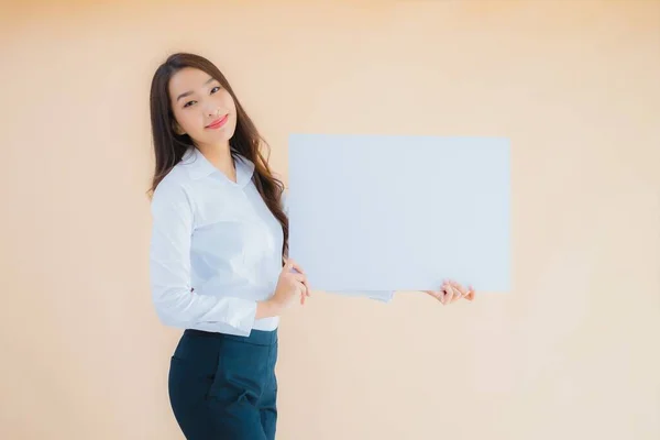 Porträtt Vackra Unga Asiatiska Affärskvinna Visa Vit Tom Skylt Banner — Stockfoto