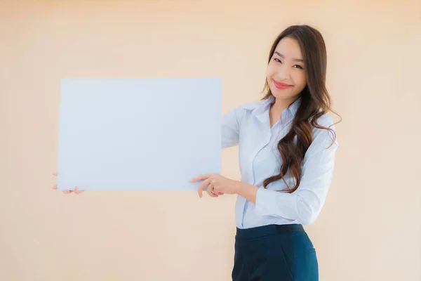 Retrato Hermosa Joven Asiática Mujer Negocios Mostrar Blanco Cartelera Vacía — Foto de Stock