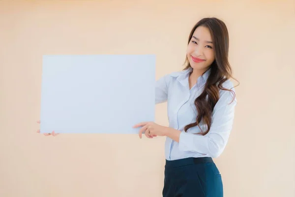 Retrato Bonito Jovem Asiático Mulher Negócios Mostrar Branco Vazio Cartaz — Fotografia de Stock