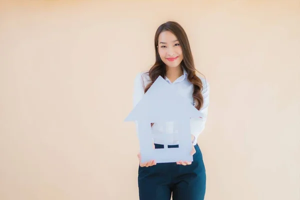 Portret Piękny Młody Azjatycki Biznes Kobieta Pokazać Znak Domu Baner — Zdjęcie stockowe