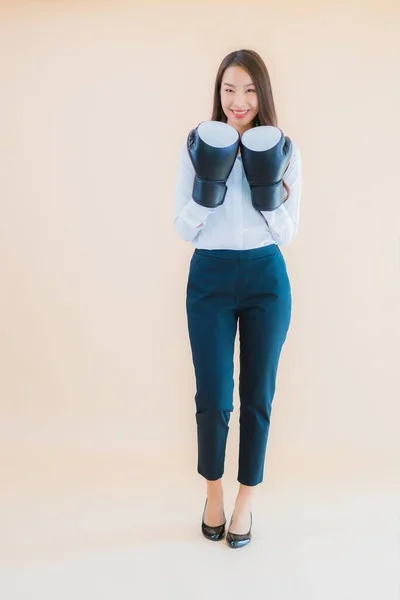 Retrato Hermosa Joven Negocio Asiático Mujer Con Boxeo Concepto Aislado — Foto de Stock