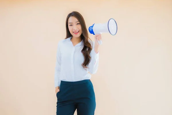 Portret Mooie Jonge Aziatische Zakenvrouw Met Megafoon Voor Cummunicatie Geïsoleerde — Stockfoto