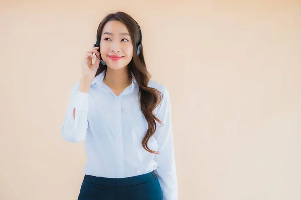 Portret Mooie Jonge Aziatische Zakenvrouw Met Hoofdtelefoon Voor Call Center — Stockfoto