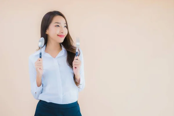 Porträtt Vacker Ung Asiatisk Affärskvinna Med Sked Och Gaffel Redo — Stockfoto