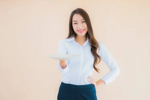 Portret Mooie Jonge Aziatische Vrouw Met Plaat Schotel Kleur Geïsoleerde — Stockfoto