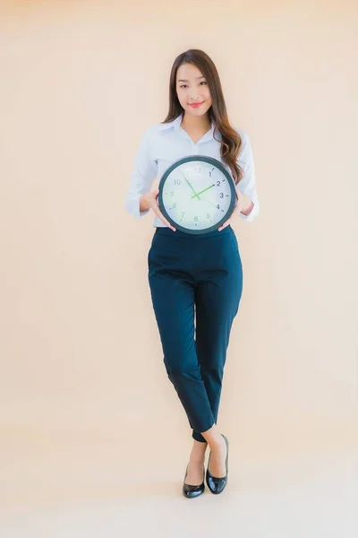 Portret Piękna Młoda Azjatycka Kobieta Pokazać Alarm Lub Zegar Izolowanym — Zdjęcie stockowe