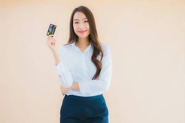 Retrato Hermosa Joven Negocio Asiático Mujer Con Teléfono Tarjeta Crédito —  Fotos de Stock