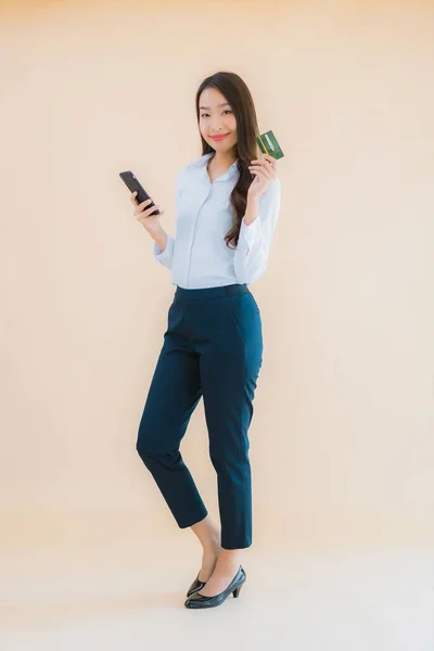 Portre Güzel Genç Asyalı Kadın Telefon Kredi Kartıyla Izole Edilmiş — Stok fotoğraf