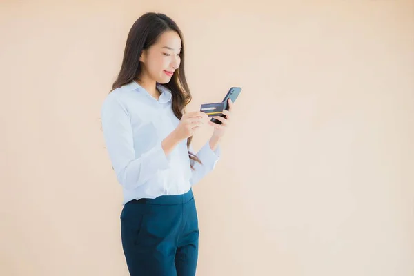 Porträt Schöne Junge Business Asiatische Frau Mit Telefon Und Kreditkarte — Stockfoto