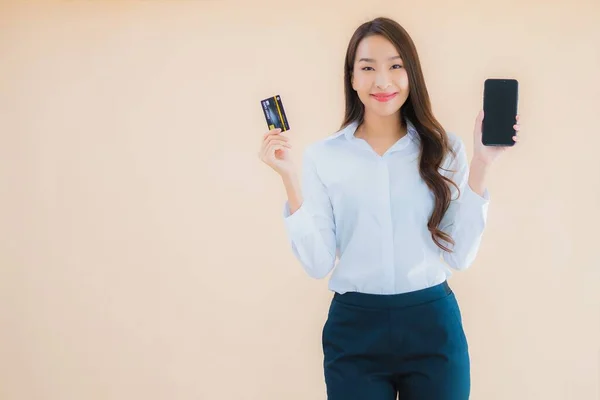 Portre Güzel Genç Asyalı Kadın Telefon Kredi Kartıyla Izole Edilmiş — Stok fotoğraf