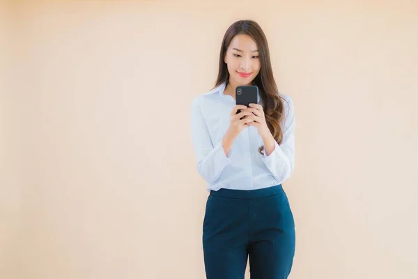 スマートフォンやコーヒーカップを持つ肖像画の美しい若いビジネスアジアの女性 — ストック写真