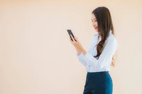 Porträt Schöne Junge Business Asiatin Mit Smartphone Und Kaffeetasse — Stockfoto