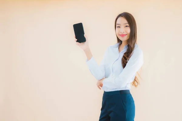 Porträt Schöne Junge Business Asiatin Mit Smartphone Und Kaffeetasse — Stockfoto