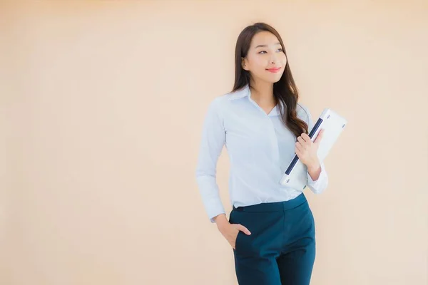 Ritratto Bella Giovane Donna Asiatica Con Computer Portatile Lavoro Colore — Foto Stock