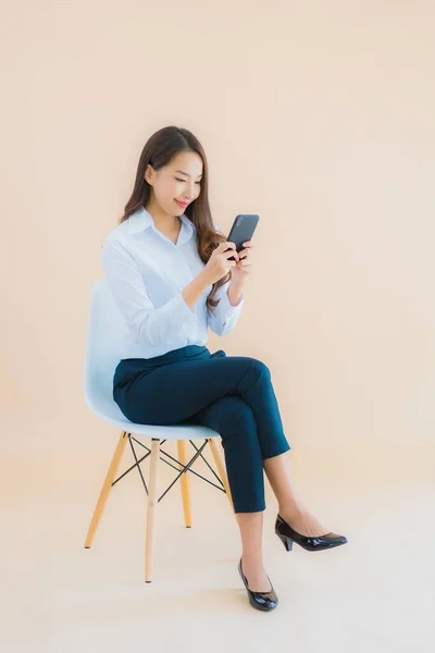 Güzel Bir Kadını Portresi Sandalyeye Dizüstü Bilgisayarı Için Akıllı Telefonu — Stok fotoğraf