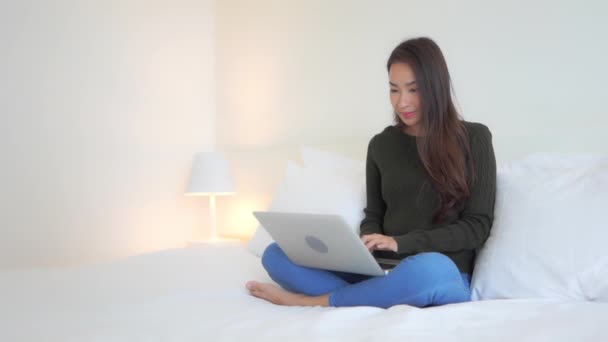 Filmaufnahmen Von Schönen Jungen Asiatischen Frau Arbeiten Mit Laptop Hause — Stockvideo