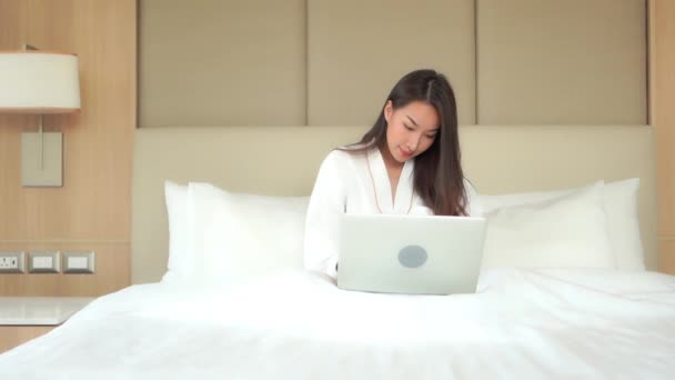 Imagens Bela Jovem Mulher Asiática Trabalhando Com Laptop Casa — Vídeo de Stock