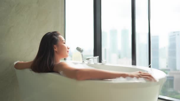美丽的年轻亚洲女人在家里用泡沫洗澡的镜头 — 图库视频影像