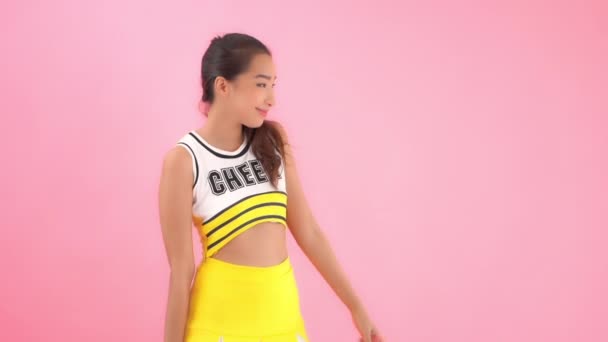 Imagens Bela Jovem Mulher Asiática Cheerleader Uniforme Isolado Rosa — Vídeo de Stock