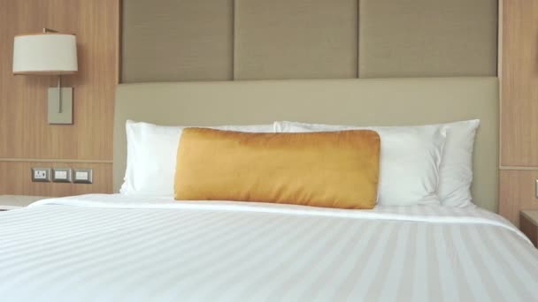 Záběry Luxusně Zařízené Ložnice Hotelu — Stock video