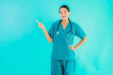 Güzel, genç Asyalı doktor kadının portresi. Hastane ve klinikte çalışmak için mutlu bir gülümseme.