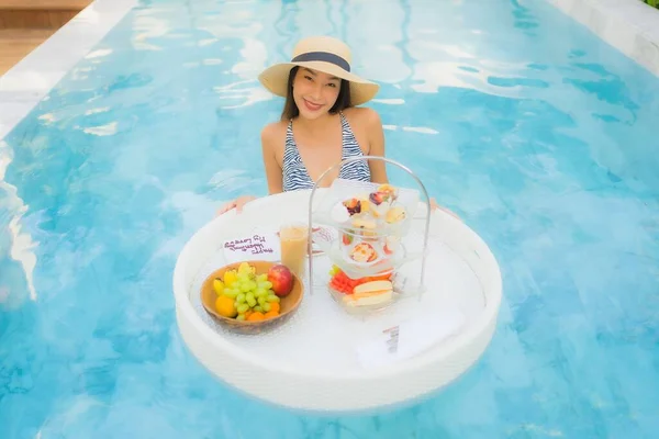 아름다운 마시거나 리조트 수영장에서 식사를 즐기는 — 스톡 사진