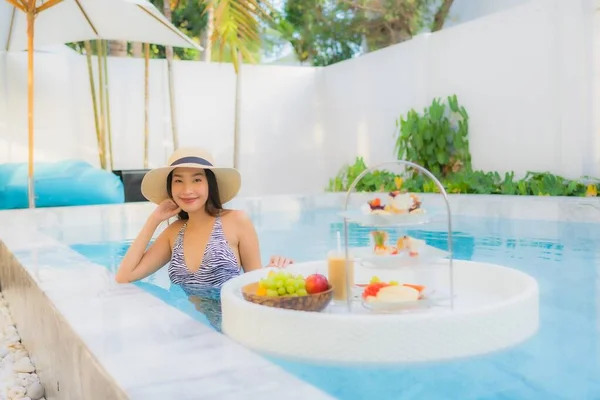 ホテルリゾートのプールに浮かぶ午後のお茶や朝食で美しい若いアジアの女性の肖像画 — ストック写真