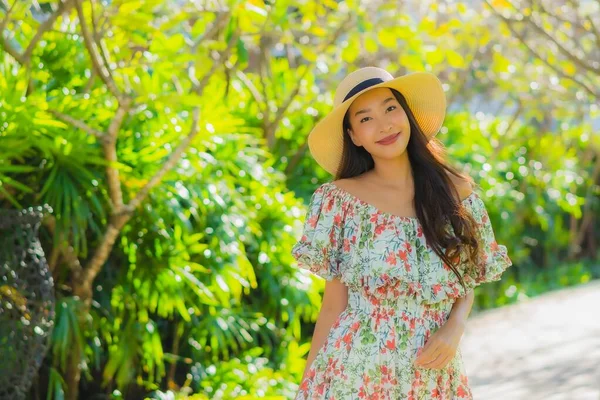 Portrét Krásný Mladý Asijské Žena Walking Šťastný Těšit Kolem Venkovní — Stock fotografie