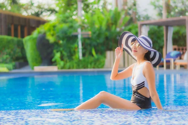 Retrato Bonito Jovem Asiático Mulher Feliz Sorriso Relaxar Redor Piscina — Fotografia de Stock