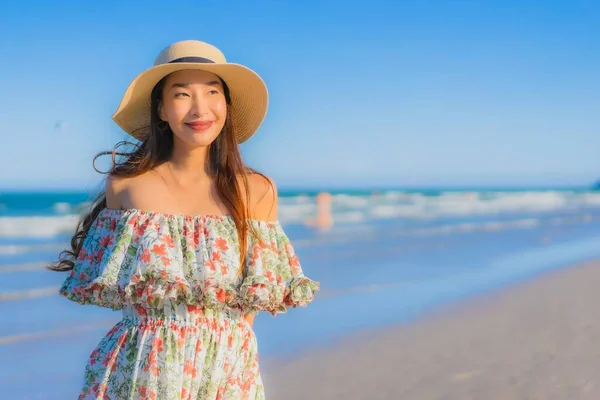 Portrait Beautiful Young Asian Woman Happy Smile Relax Tropical Beach — Stock Photo, Image