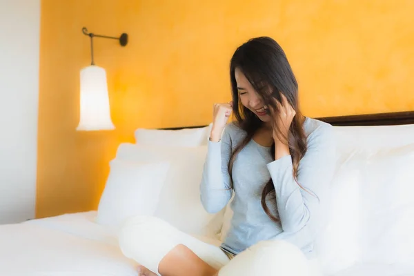 Porträt Schöne Junge Asiatische Frau Mit Handy Auf Dem Bett — Stockfoto