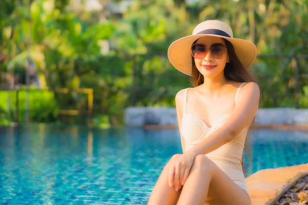 Retrato Hermosa Joven Mujer Asiática Relajarse Alrededor Piscina Complejo Hotelero —  Fotos de Stock