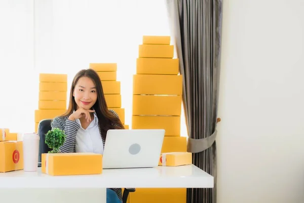 Portret Mooie Jonge Aziatische Zakenvrouw Werk Vanuit Huis Met Laptop — Stockfoto
