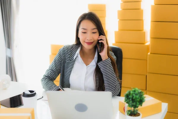 Retrato Hermosa Joven Mujer Negocios Asiática Trabajo Desde Casa Con —  Fotos de Stock