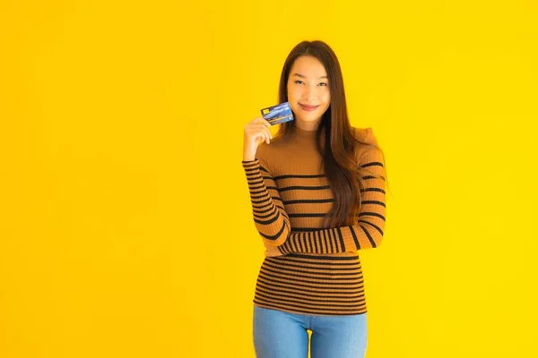 Πορτρέτο Όμορφη Νεαρή Ασιάτισσα Γυναίκα Χρησιμοποιούν Έξυπνο Κινητό Τηλέφωνο Κινητό — Φωτογραφία Αρχείου