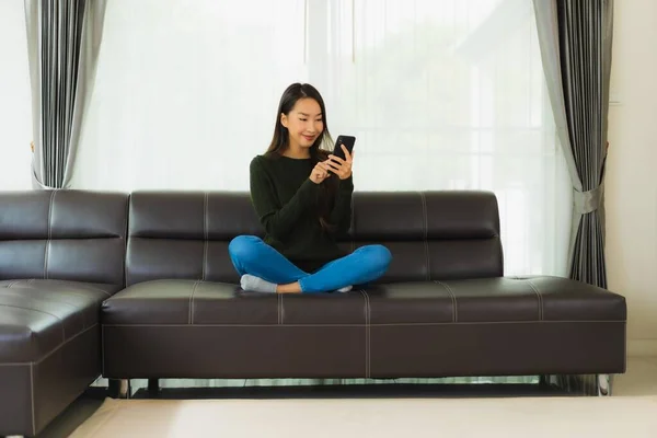 Porträt Schöne Junge Asiatische Frau Verwenden Smartphone Oder Handy Auf — Stockfoto