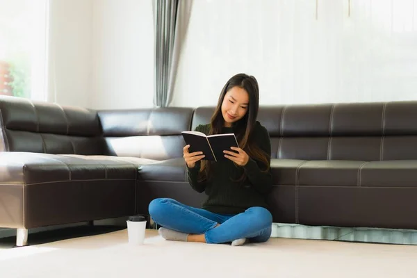 Retrato Hermosa Joven Asiática Mujer Leer Libro Con Taza Café — Foto de Stock