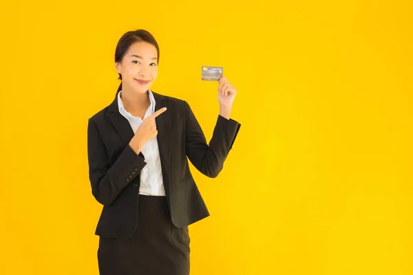 Portret Mooie Jonge Business Aziatische Vrouw Met Credit Card Geel — Stockfoto