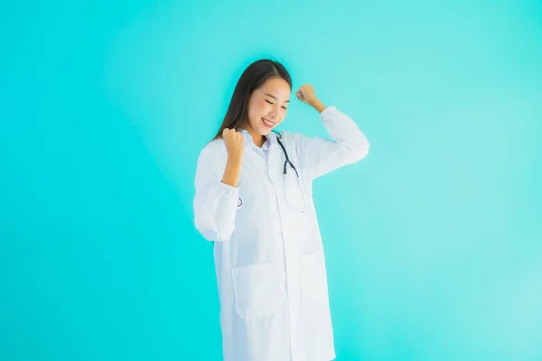 배경을 병원이나 병원에서 청진기를 가지고 아름다운 아시아인 의사의 — 스톡 사진