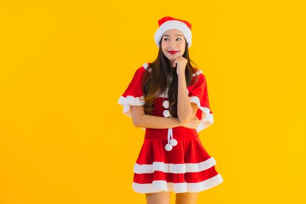 아름다운 아시아인 여성의 초상화 크리스마스 노란색외진 배경에 행동으로 행복해 — 스톡 사진