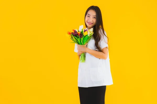 Retrato Bonito Jovem Asiático Mulher Mostrar Colorido Flor Amarelo Isolado — Fotografia de Stock