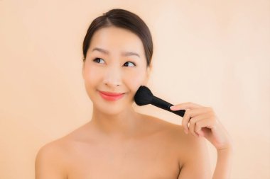 Güzellik kaplıcaları ve kozmetik makyaj anlayışı olan Asyalı güzel bir kadın portresi.